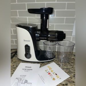 Brewsly Slow Masticating Juicer Extractor. Quiet Motor